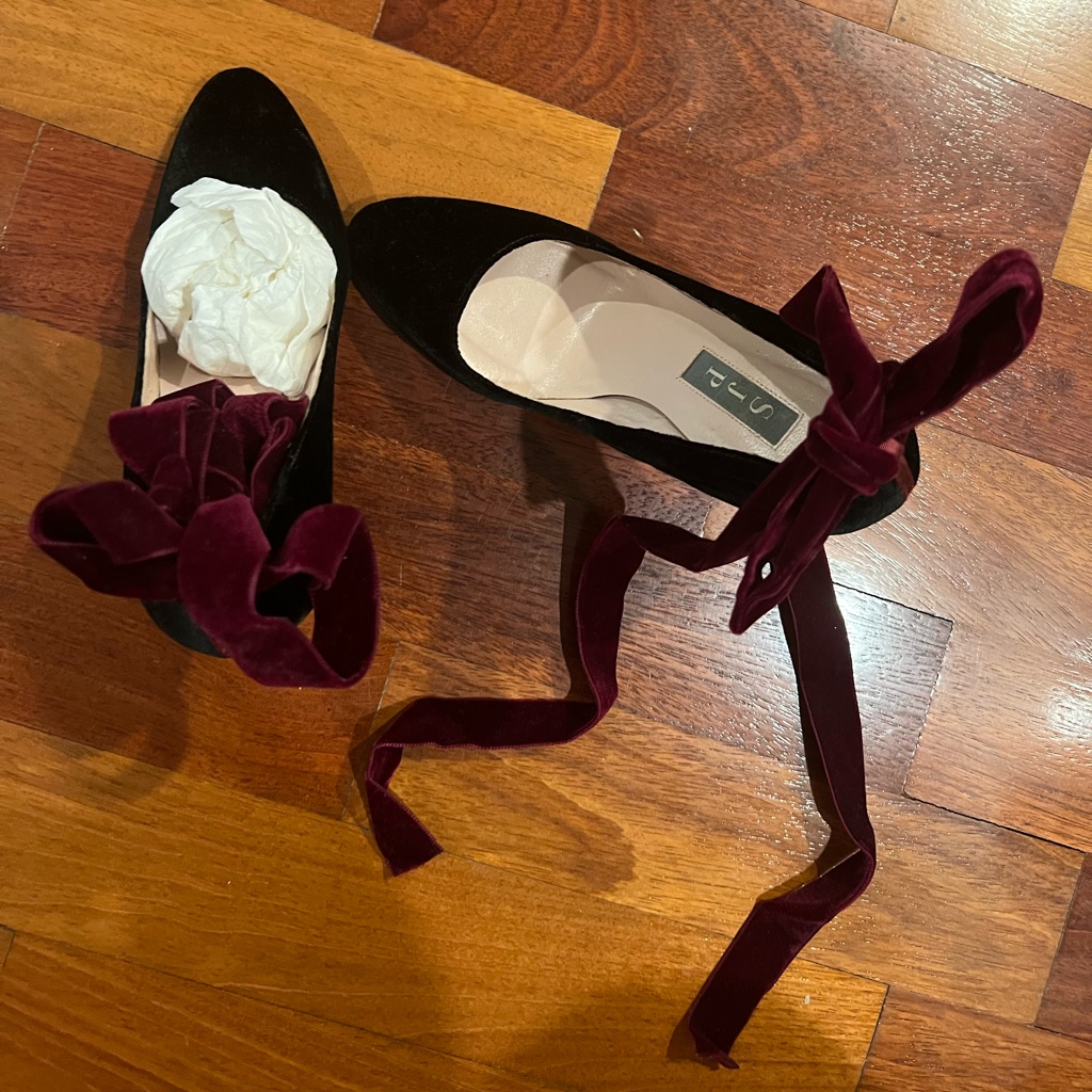 Autographed By Sarah Jessica Parker - Black Velvet Sjp Pumps With Ankle Tie Ups